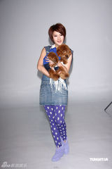 幻灯图：郭静短发清爽干练 宣传照与爱犬一同入镜 