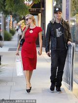 组图：希尔顿携小男友逛街 紧身红裙曲线毕露