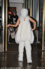 组图：GAGA获男友甜蜜献吻庆生 造型似猴头菇