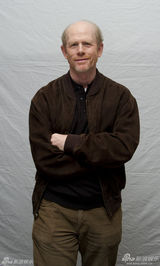 组图：休杰克曼领衔拍写真 奥利维亚露迷人笑容