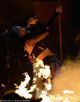 组图：凯蒂-佩里红十字Bra挺雪乳飚唱新单