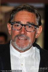 高清：《无果之路》首映女主演秀蕾丝裙 蜜挽男搭档