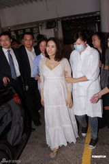 高清图：黎姿产后出院心情大好 女儿名字由老公决定