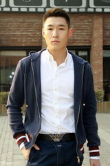 组图：白微冬日混搭街拍凸显型男范儿