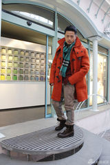 组图：段奕宏柏林街拍神采飞扬 温暖硬汉显绅士