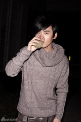 组图：华纳音乐才子黄阅全新写真 帅气有型