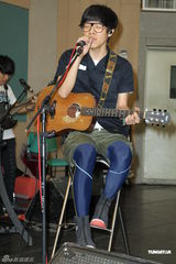 组图：卢广仲不畏台风彩排 郭采洁探班送补品