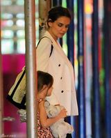 组图：凯蒂带女儿就餐 小苏瑞变乖乖女