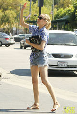 组图：黛安克鲁格热裤出街 夏日风清新时尚