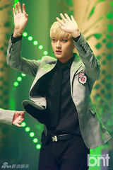 组图：EXO与Apink助阵颁奖礼 f(x)水晶捧奖