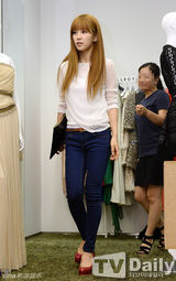 组图：A pink孙娜恩朴初珑站台秀修长美腿