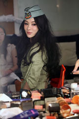 高清图：霍思燕制服元素拍写真 S曲线好似芭比娃娃