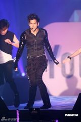 幻灯组图：萧敬腾着铆钉皮衣献唱 卢广仲瑶瑶泯恩仇