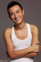 组图：文章首曝背上纹身 魅力写真为爱女露真情