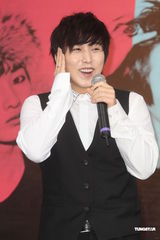 组图：SJ-M台北签唱会 兄弟情深互喂台湾小吃