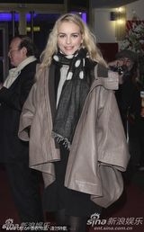 《大器晚成》首映 伊莎贝拉获电影节主席扶肩支持