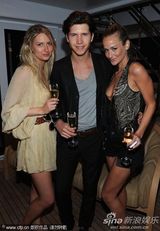 高清组图：《花瓶妻》庆功宴 众女星低胸爆乳抢镜