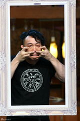 高清图：陈奕迅《咏乐汇》做鬼脸 多才多艺风格奇异
