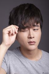 组图：黄明睡意朦胧写真曝光 随性洒脱自成一派