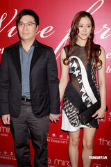 高清：徐子淇优雅现身 与李家诚十指相扣秀恩爱