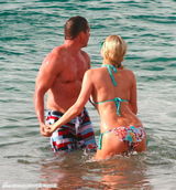 组图：希尔顿与男友鸳鸯浴 海滩戏水被搂蛮腰