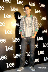 幻灯组图：阮经天郑元畅携手亮相牛仔品牌发布会