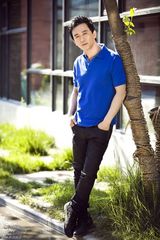 组图：“戏精”赵毅时尚写真 演绎小人物之魂