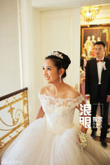 组图：何洁赫子铭大婚 甜蜜牵手幸福对视