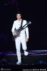 组图：王力宏开唱高空秀琴技 轻捏辣妹舞伴手腕