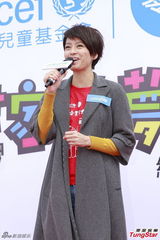 组图：梁咏琪投身公益亮相小画家绘画比赛