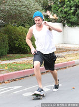 组图：麦莉-赛勒斯街头玩滑板 未婚夫险些狗吃屎