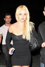 高清组图：布兰妮黑色超短裙现身夜店 裙上有污迹