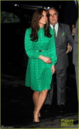 组图：凯特王妃百褶绿裙明艳 新发型显女人味