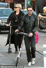 组图：休-杰克曼送爱女上学 全家骑滑板车抢镜