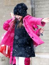 组图：小苏瑞玫红大衣赴学校 雪花中欢舞超开心