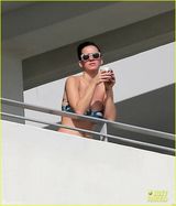 组图：凯蒂-佩里比基尼秀身材 享受闲暇时光