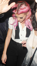 高清组图：凯蒂-佩里紫发亮相 热情给粉丝签名