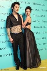 组图：安以轩秀美背李承铉护花 吴佩慈李小璐拼美胸