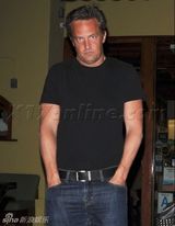 组图：《老友记》马修-派瑞携褐发女郎喝咖啡