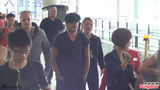 组图：小贝黑色便装低头离港 众保镖护航