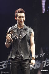 组图：王野发片秀肌肉 母亲带家常菜抵京支持