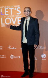 群星闪耀嫣然基金晚宴 王菲旗袍装与李亚鹏恩爱