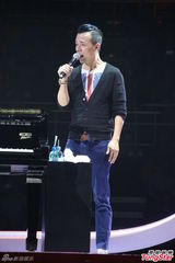 组图：伦永亮演唱会尾场 即兴拉叶德娴上台合唱