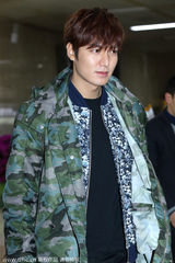 组图：李敏镐现身首尔机场 穿大衣秀大长腿