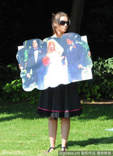 组图：史泰龙出席儿子葬礼 黑超遮面难掩悲伤