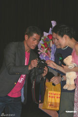 组图：章子怡深圳泪眼不停 公开答谢老板支持