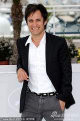 金摄影机奖评审团记者会 主席盖尔-加西亚帅气亮相