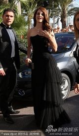 组图：歌手拉娜德雷黑裙亮相 波浪卷发青春性感