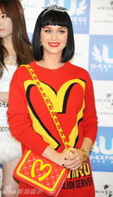 组图：水果姐内八站姿可爱 与少女时代同台搞怪