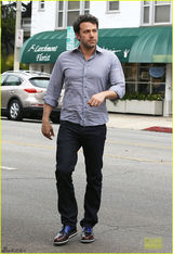 组图：詹妮弗-加纳随夫出街 衣着邋遢肚大如箩